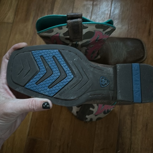 Fun adorable cow pattern Ariat boots - Picture 6 of 8